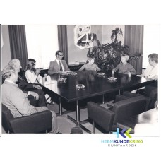 1970 raadzaal H&A naar aanleiding van Boomplantdag vlnr. Nol Grob- J.Jansen- leerling spijk- Burg. Hendriks- 2 leerlingen Spijk Zr Voskuilen hvd School Spijk. Coll. HKR